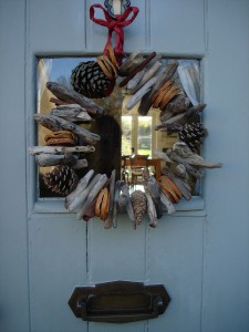 driftwood-pinecone-wreath-natural-christmas-decoration-02